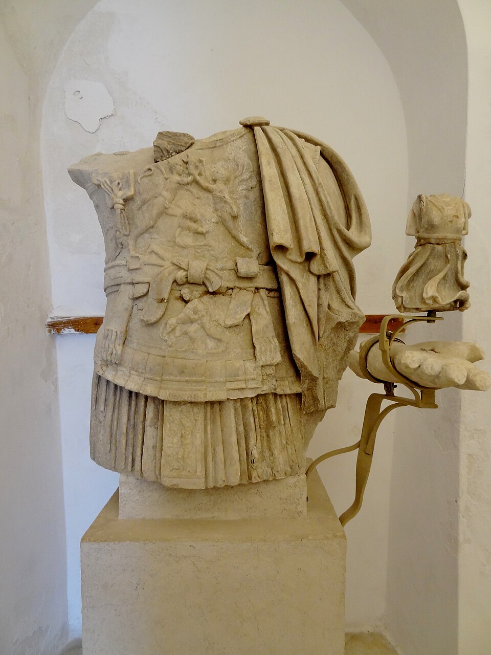 Κορμός αγάλματος από το ιερό των Υρίων ταυτισμένος με τον Μάρκο Αντώνιο.