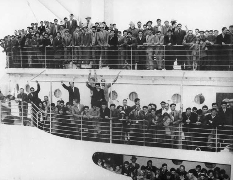 Λιμάνι Μελβούρνης, 1953. Άφιξη του υπερωκεάνιου Kυρήνεια γεμάτο νεαρούς άνδρες μετανάστες | Πηγή Εικόνας: Anastasios Tamis (2005)