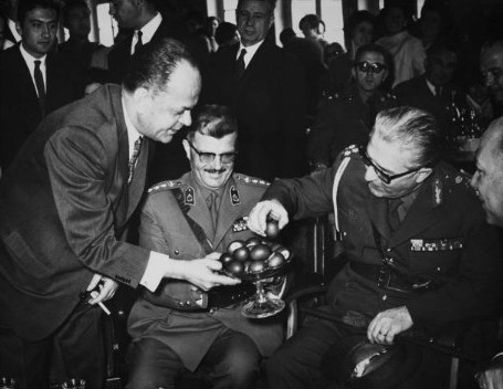 Ο πραξικοπηματίας Γ. Παπαδόπουλος στο τσούγκισμα των αβγών με τον πραξικοπηματία Αντιβασιλέα της Ελλάδος Γ. Ζωιτάκη (1968) | Πηγή Εικόνας: Gettyimages