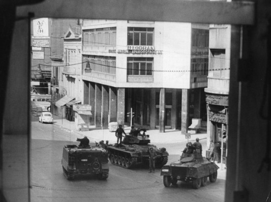 H παρουσία των τάνκ στο κέντρο της Αθήνα κατά το πραξικόπημα της 21η Απριλίου 1967 | Πηγή Εικόνας: Interfoto History Photographs