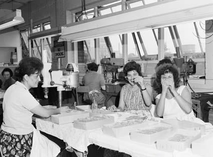 Ελληνίδες μετανάστριες σε εργοστάσιο της Australian Optical Industries, Σίδνεϊ, κατά την περίοδο της μεταπολεμικής μετανάστευσης | Πηγή Εικόνας: National Archives of Australia