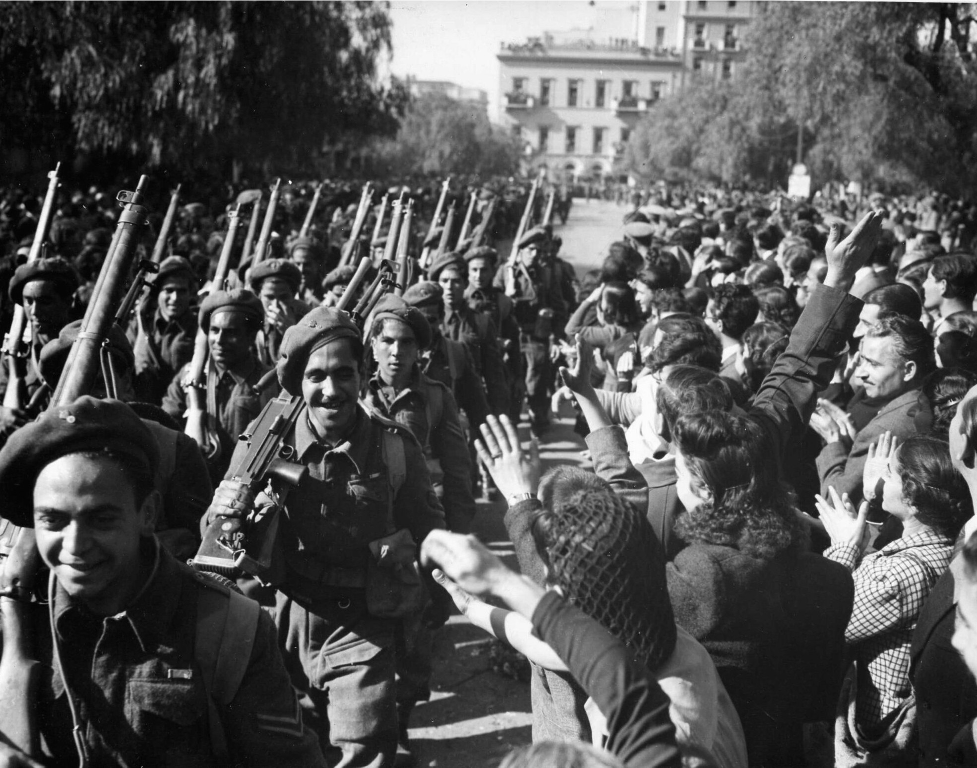 Στρατιώτες της Ορεινής Ταξιαρχίας καθώς παρελαύνουν στους δρόμους της Αθήνας κατά τη διάρκεια του Εμφυλίου Πολέμου | Πηγή Εικόνας: warfarehistorynetwork.com