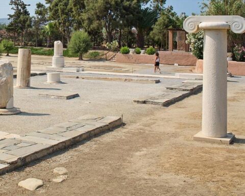 Το ιερό των Υρίων σε ερειπιώδη μορφή κι ένας ιωνικός κίονας.