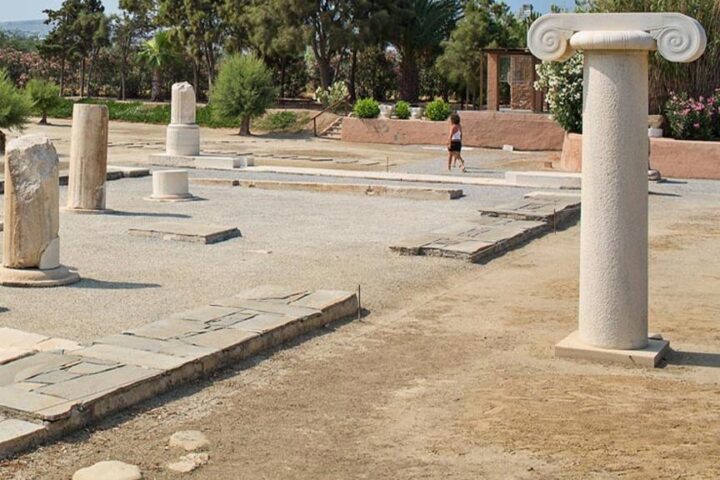 Το ιερό των Υρίων σε ερειπιώδη μορφή κι ένας ιωνικός κίονας.