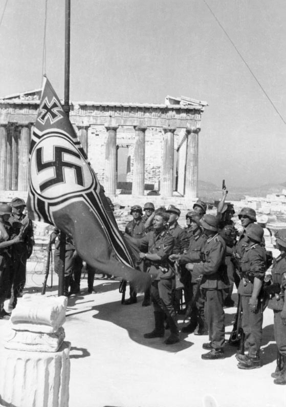 Γερμανικά στρατεύματα υψώνουν τη σβάστικα πάνω από την Ακρόπολη, 1941 | Πηγή Εικόνας: Ann Ronan Picture Library
