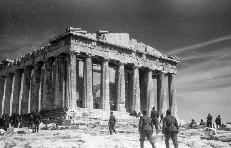 Αθήνα, 1941 — Γερμανοί στρατιώτες της αεροπορίας επισκέπτονται την Ακρόπολη κατά την περίοδο της κατοχής της Ελλάδας από τη Βέρμαχτ στον Β΄ Παγκόσμιο Πόλεμο | Πηγή Εικόνας: alamy.com