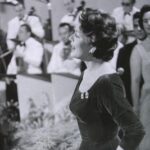 Η Lys Assia ερμηνεύει στη σκηνή της Eurovision κατά την πρώτη διοργάνωση του 1956.